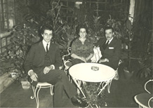 Ruggero, Diana e Alessandro Romanelli nel giardino dell'Hotel Flora, 1964.